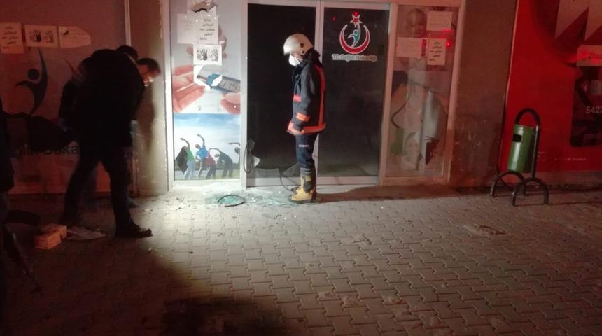 Mersin'de molotofkokteyli atılan sağlık merkezinde yangın çıktı