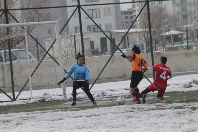 Kadınlar Futbol Ligi: Anadolu Yıldızları: 4 - Mezitli Mercanspor: 1