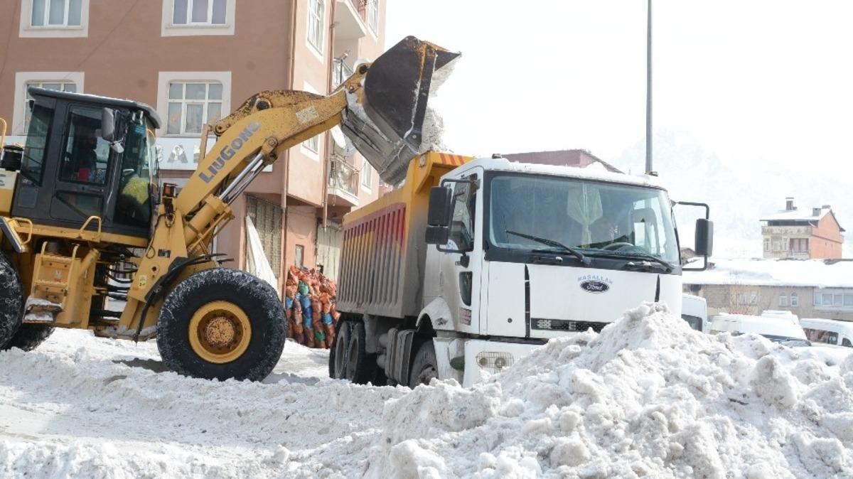 Kent merkezindeki tonlarca kar kent dışına &ccedil;ıkartıldı