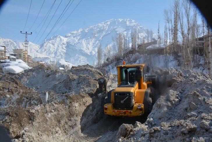 Kent merkezindeki tonlarca kar kent dışına çıkartıldı G3