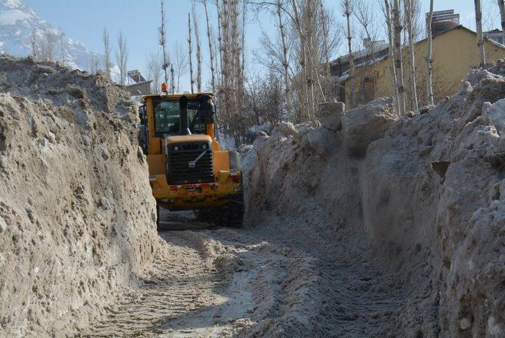 Kent merkezindeki tonlarca kar kent dışına çıkartıldı G4