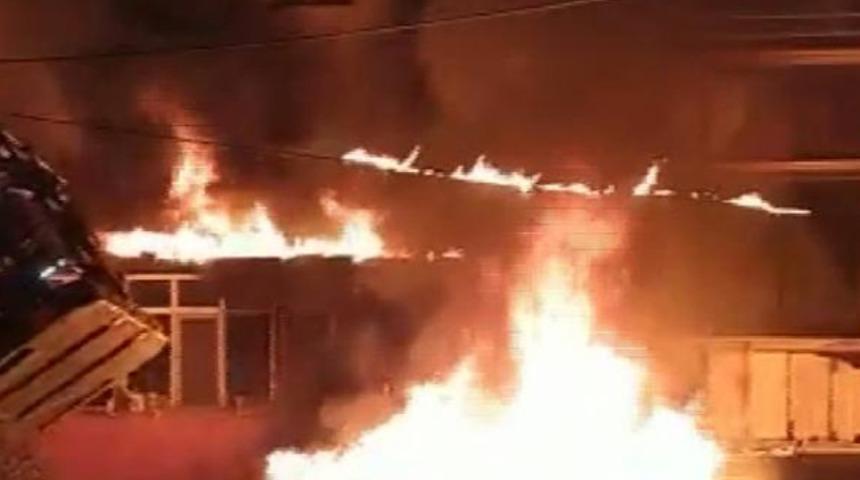 Arnavutk&ouml;y'de korkutan yangın! 