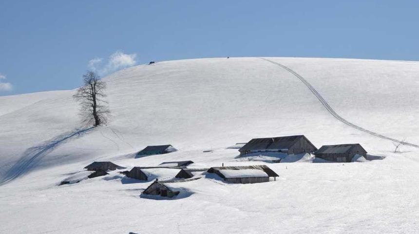 Kard&uuml;z Yaylası&rsquo;nda kar kalınlığı evlerin boyuna yaklaştı