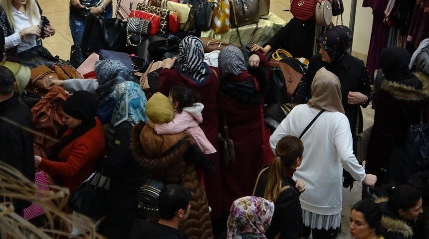 Bursa’da AVM'de alışveriş izdihamı