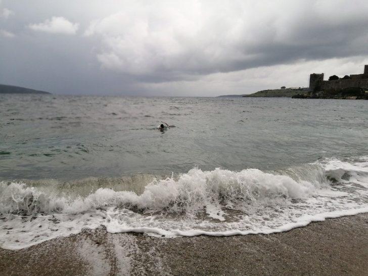 Suda çırpınan martı için soğuk havada denize atladılar G1