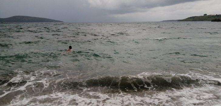 Suda çırpınan martı için soğuk havada denize atladılar G2