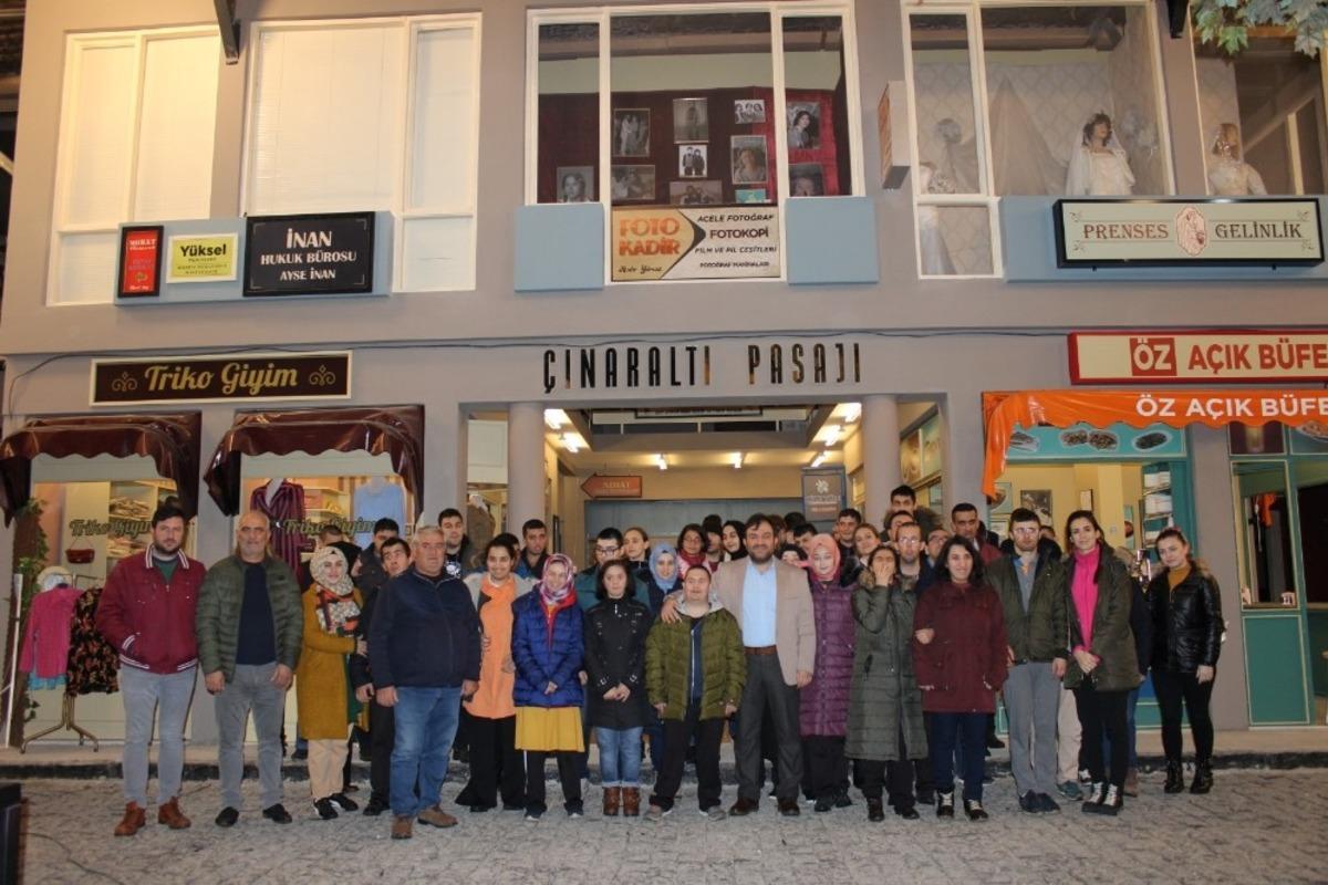 &Ouml;zel &ouml;ğrenciler &lsquo;Seksenler&rsquo; dizi setini gezdi