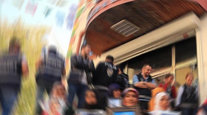 Son dakika: HDP binası &ouml;n&uuml;ndeki evlat n&ouml;betinde bir aile daha evladına kavuştu