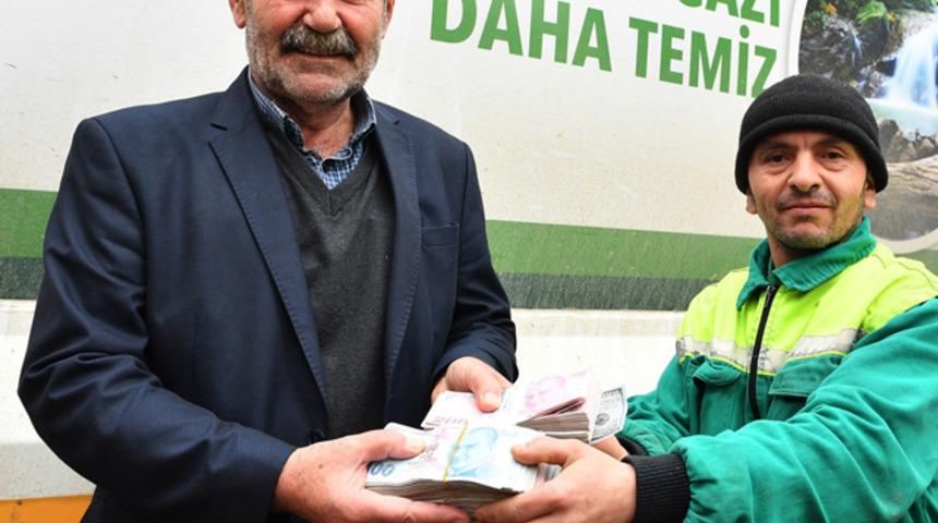 Temizlik g&ouml;revlisi &ccedil;&ouml;pte bulduğu 125 bin TL&rsquo;yi sahibine teslim etti