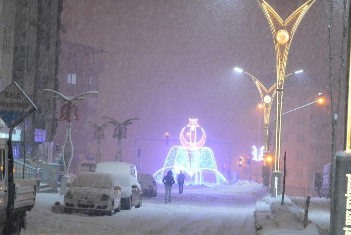 Aydınlatmalar Hakkari&rsquo;ye renk katıyor
