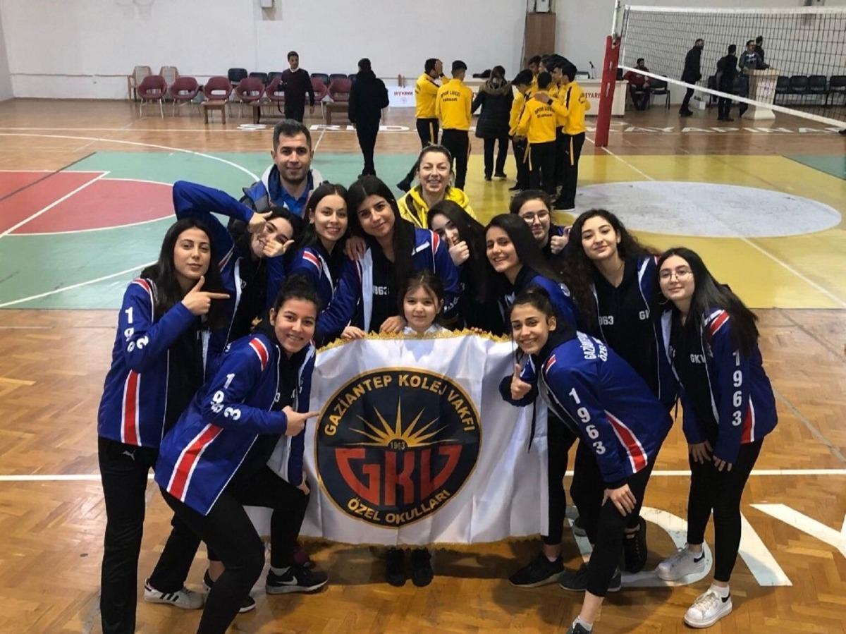 Gaziantep Kolej Vakfı Kız Voleybol Takımı T&uuml;rkiye yarı finalinde