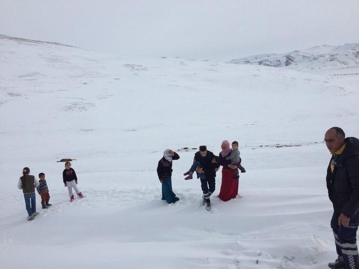 Kar nedeniyle yolu kapanan köyde mahsur kalan hasta çocuk kurtarıldı G2