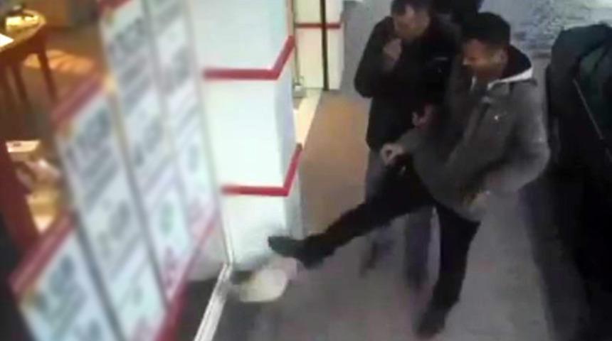 Yer: Kütahya! Kaldırımdaki kediye tekme attı