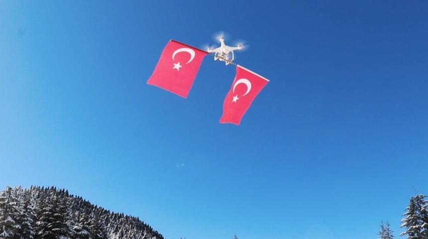 Drone ile T&uuml;rk bayrağını g&ouml;ky&uuml;z&uuml;nde dalgalandırdı