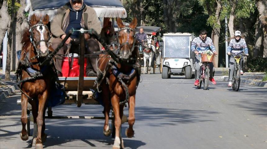 Adalar'da faytoncuların oturma eylemi sürüyor