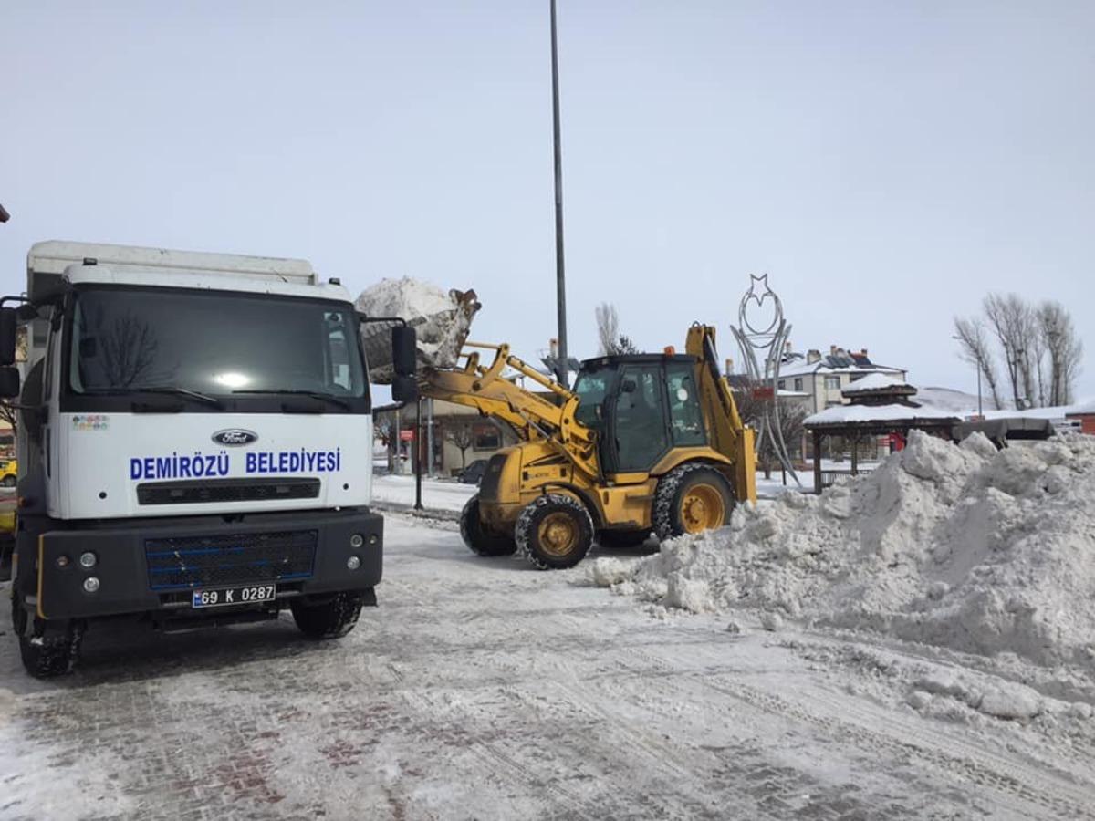 Demir&ouml;z&uuml;&rsquo;nde kar yığınları kamyonlarla il&ccedil;e dışına taşınıyor