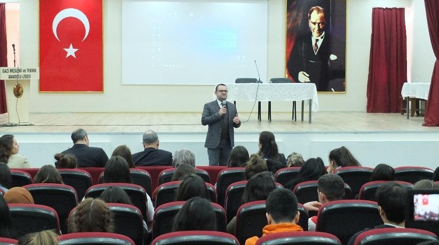 KOSGEB İl M&uuml;d&uuml;r&uuml; Tarık Yılmaz&rsquo;dan meslek lisesi &ouml;ğrencilerine konferans