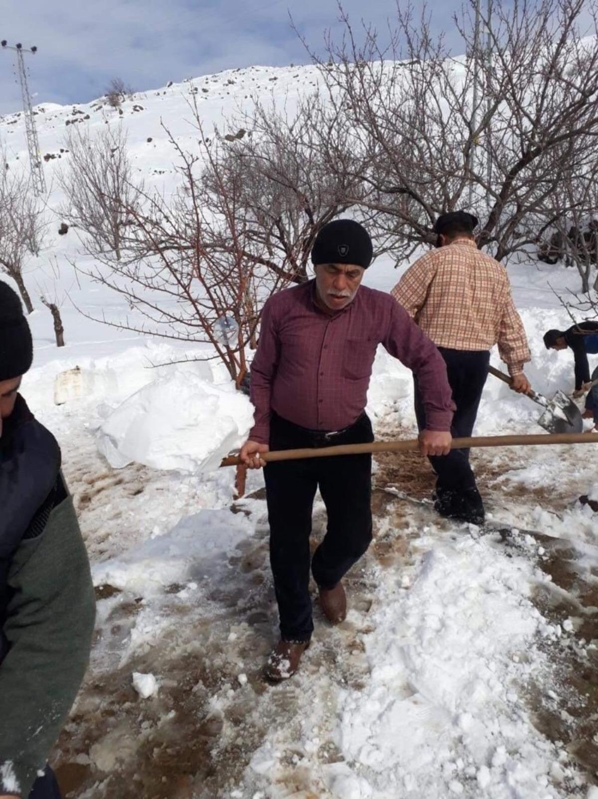Yıllardır devam eden gelenek i&ccedil;in kuyuları kar ile doldurdular