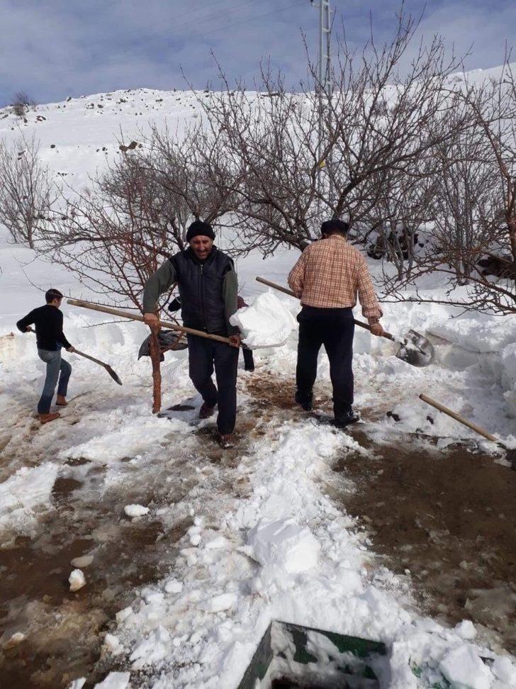 Yıllardır devam eden gelenek için kuyuları kar ile doldurdular G3