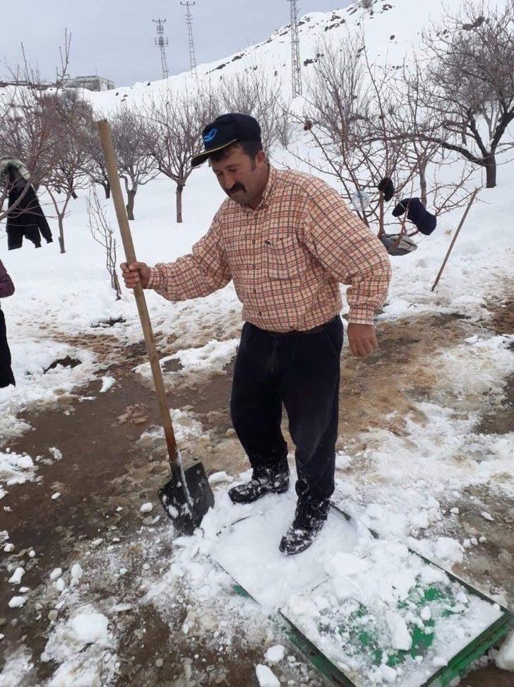 Yıllardır devam eden gelenek için kuyuları kar ile doldurdular G4