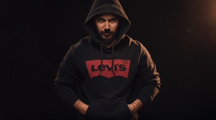 Rezan Sinjari, katalog çekimi için kamera karşısına geçecek