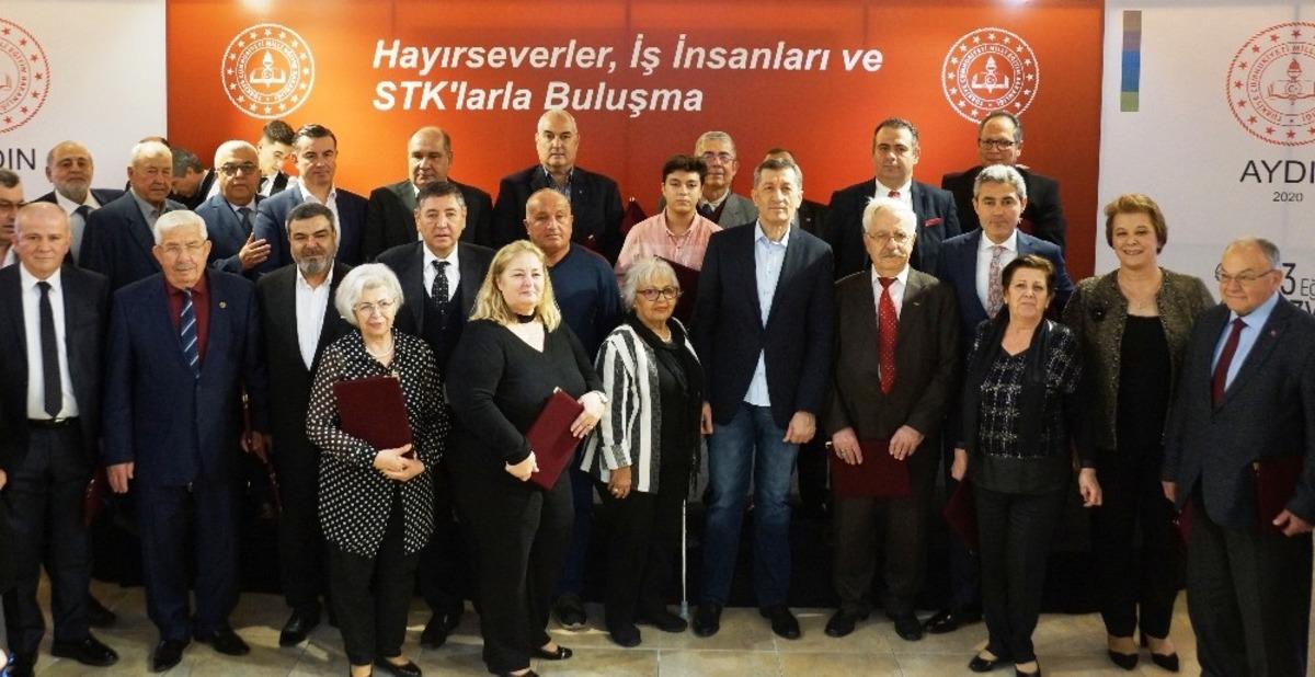 Bakan Sel&ccedil;uk, Aydın&rsquo;da 42 eğitim g&ouml;n&uuml;ll&uuml;s&uuml;n&uuml; onurlandırdı