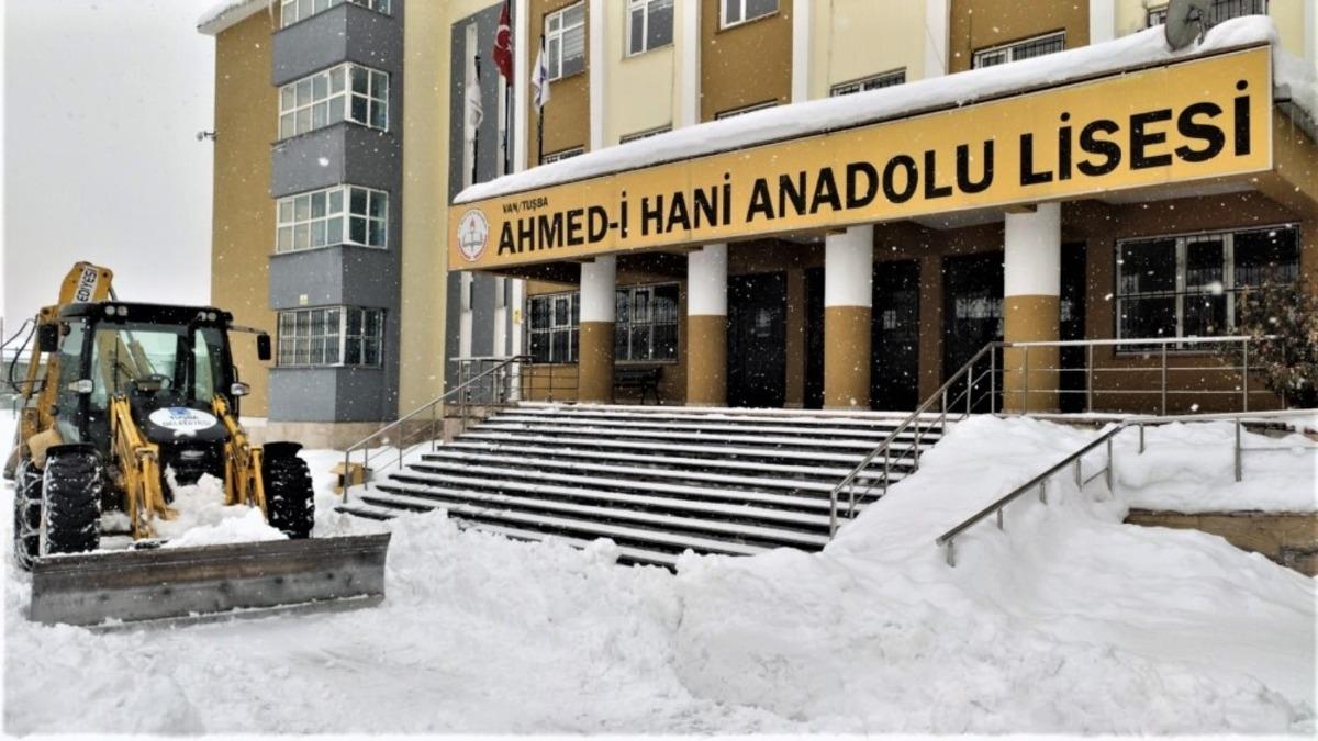 Tuşba&rsquo;da okul bah&ccedil;eleri kardan temizleniyor