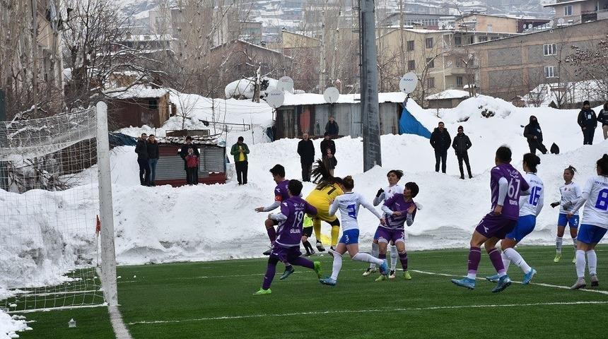 Hakkarig&uuml;c&uuml; Spor, Karadeniz Ereğli Belediye Spor&rsquo;u 3-0 yendi