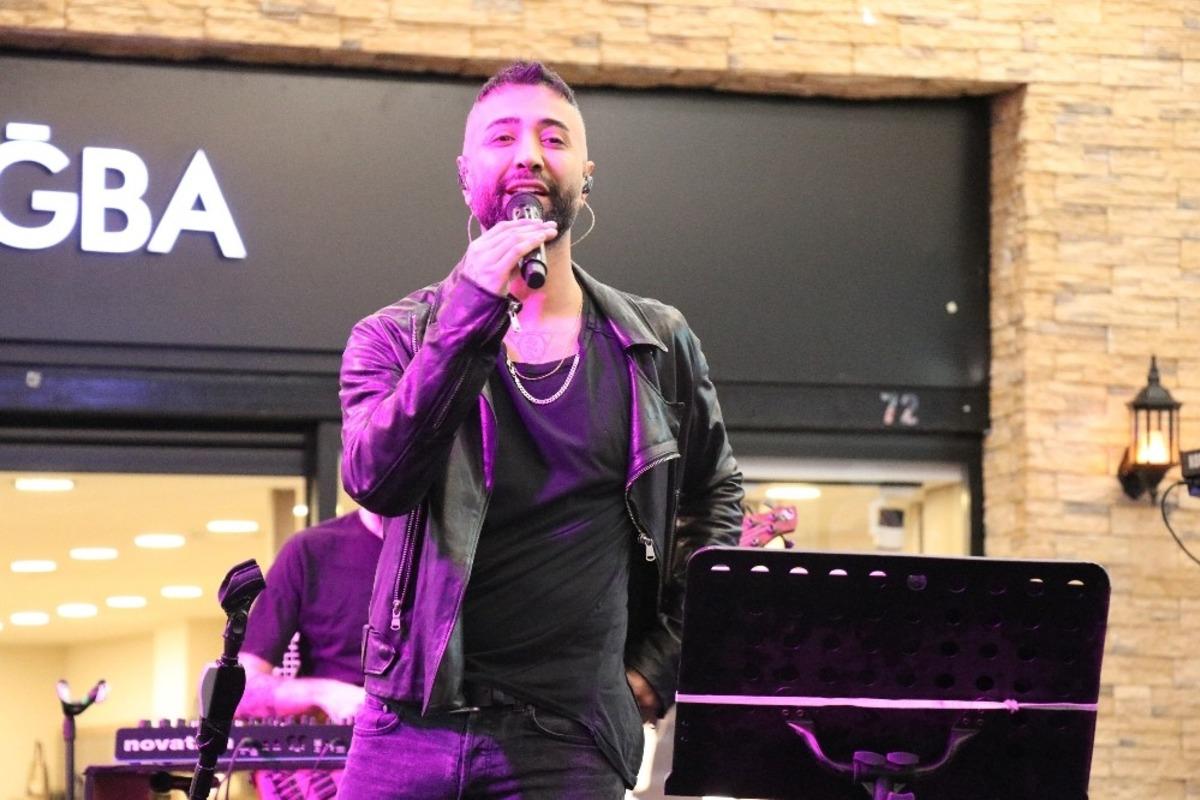 Pop sanat&ccedil;ısı Tan Taş&ccedil;ı, Highway&rsquo;de sevenleriyle buluştu