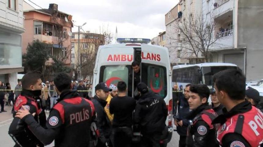 Esenyurt'ta hareketli dakikalar! Polislere bıçakla direndi