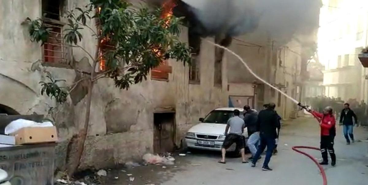 2 katlı ev yangında kullanılamaz hale geldi