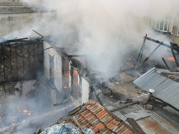 2 katlı ev yangında kullanılamaz hale geldi G5