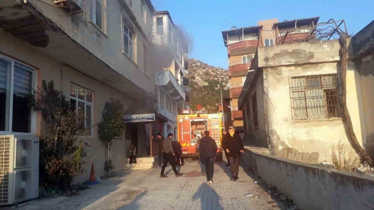 Pansiyonda &ccedil;ıkan yangında bir kişi dumandan etkilendi