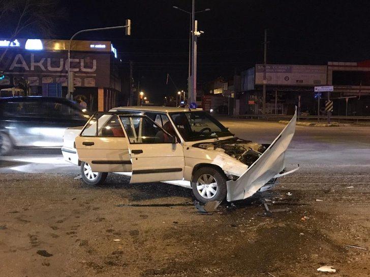 D-100 karayolu sanayi ışıklarında otomobil ile kamyonet çarpıştı: 2 yaralı G1