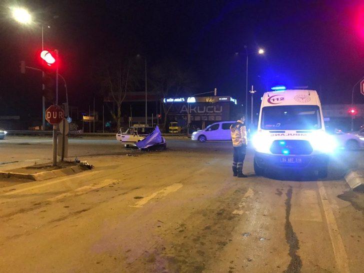 D-100 karayolu sanayi ışıklarında otomobil ile kamyonet çarpıştı: 2 yaralı G2