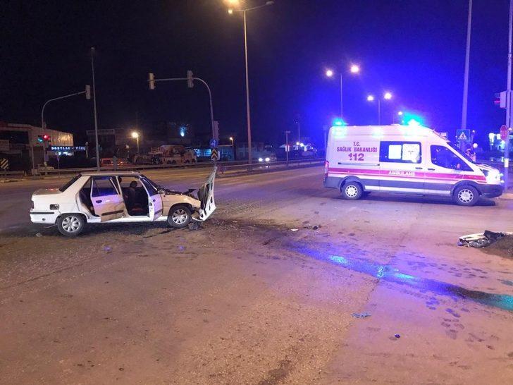 D-100 karayolu sanayi ışıklarında otomobil ile kamyonet çarpıştı: 2 yaralı G3