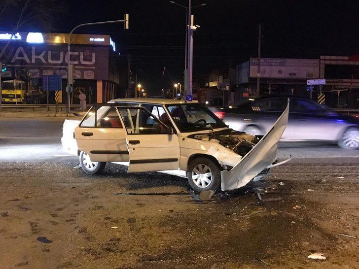 D-100 karayolu sanayi ışıklarında otomobil ile kamyonet çarpıştı: 2 yaralı G4