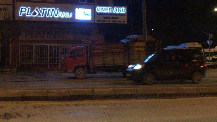 D-100 karayolu sanayi ışıklarında otomobil ile kamyonet çarpıştı: 2 yaralı G5