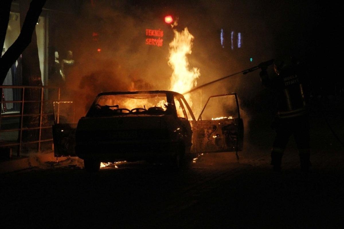 Fethiye&rsquo;de otomobil alev topuna d&ouml;nd&uuml;