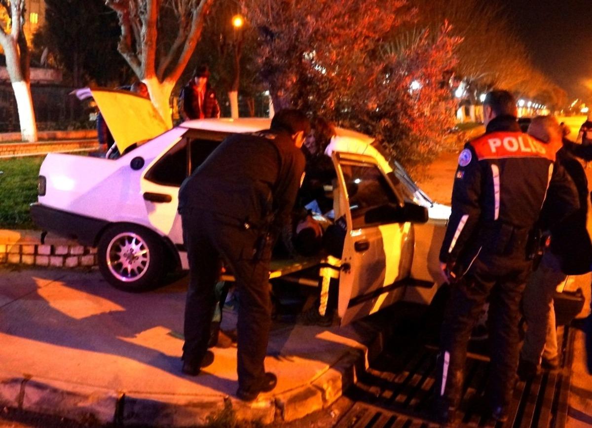 Ara&ccedil;ta sıkışan s&uuml;r&uuml;c&uuml;y&uuml; polis ve sağlık ekipleri kurtardı