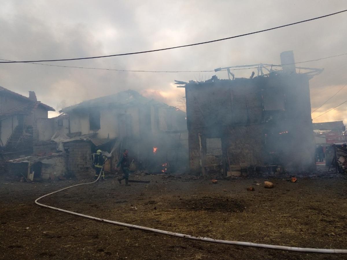 Denizli&rsquo;de iki katlı ahşap ev alev alev yandı