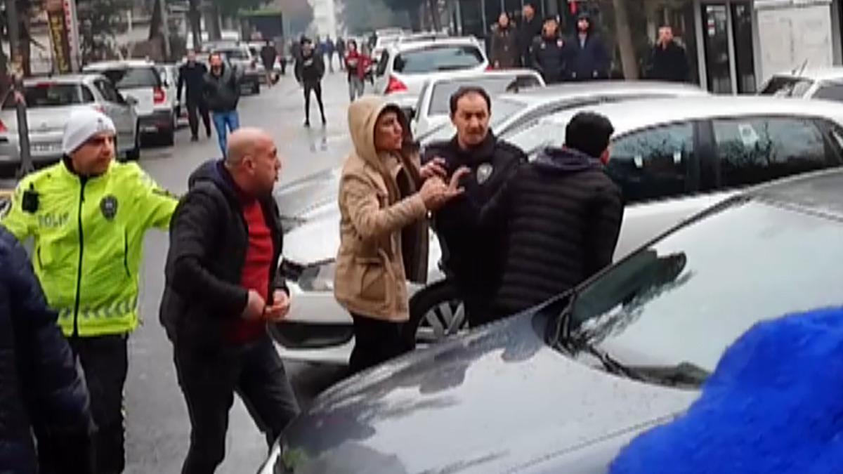 Kahramanmaraş'ta garsonlara &ccedil;ay bardağı fırlatan m&uuml;şteri ortalığı birbirine kattı! 