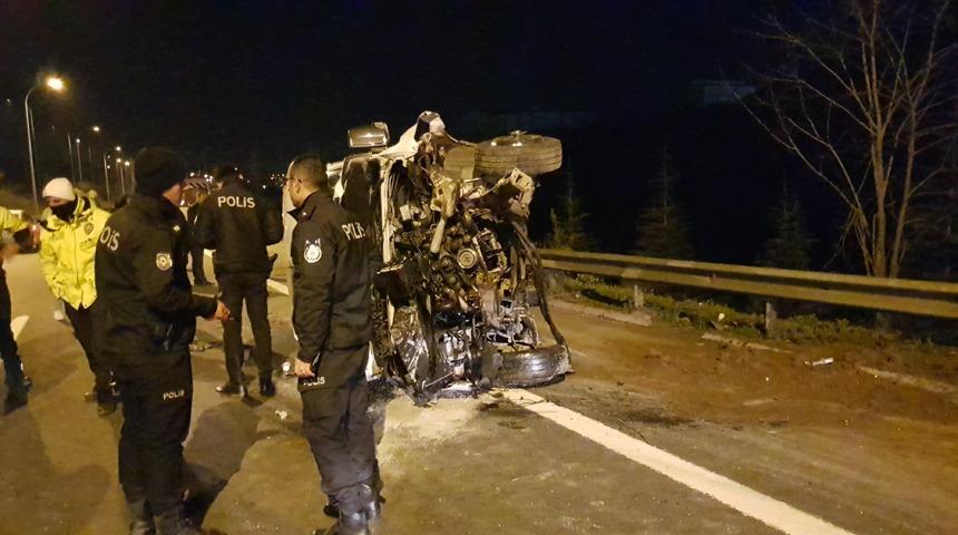 Kocaeli'de d&uuml;ğ&uuml;nden d&ouml;nenleri taşıyan minib&uuml;s devrildi: &Ccedil;ok sayıda yaralı var