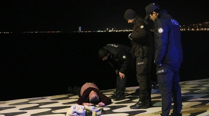 İzmir'de denize düşen adamı polis kurtardı