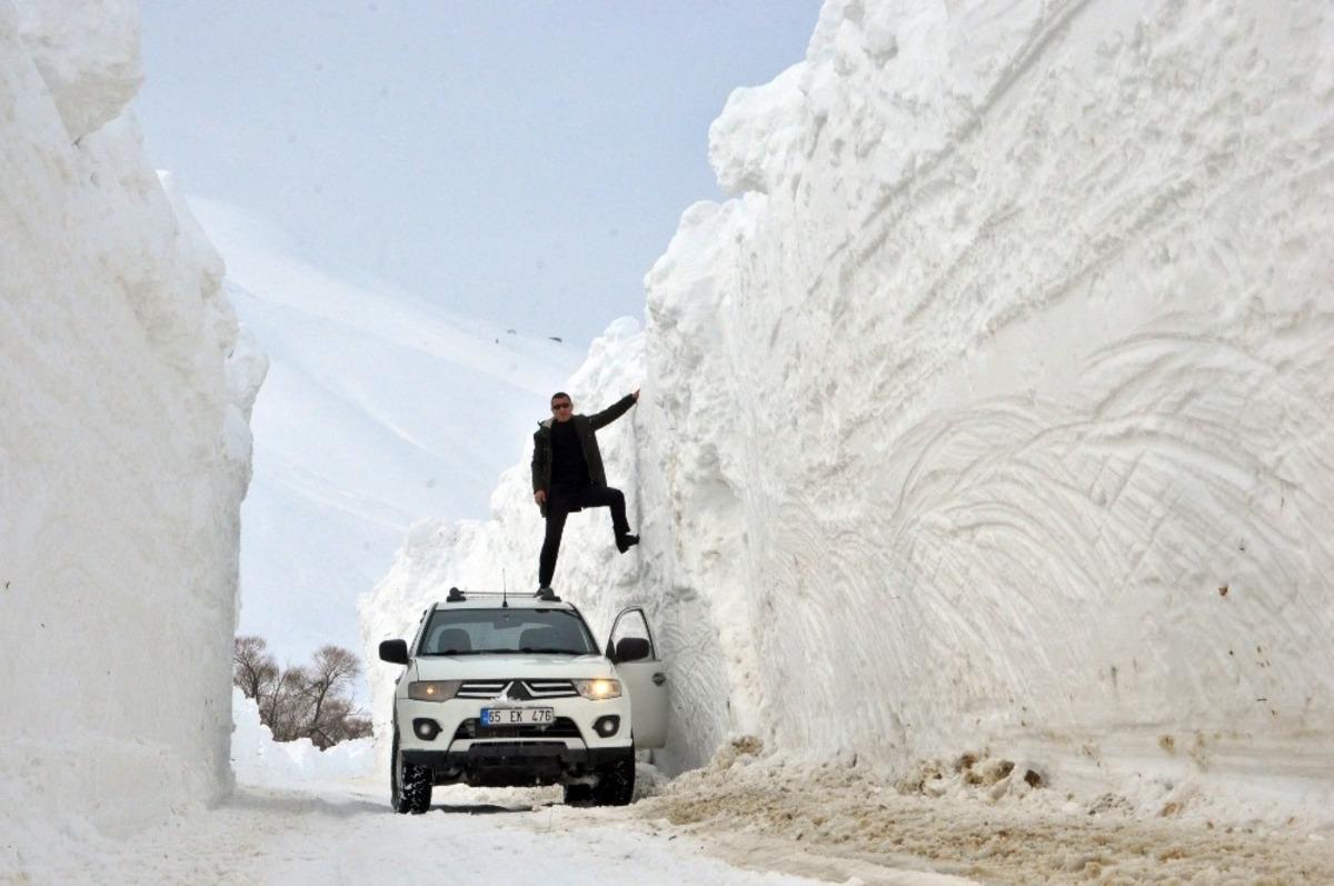 Y&uuml;ksekova&rsquo;da kar kalınlığı 6 metreyi ge&ccedil;ti