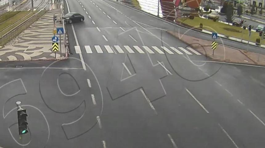 Ref&uuml;je &ccedil;ıktı yayaya &ccedil;arptı