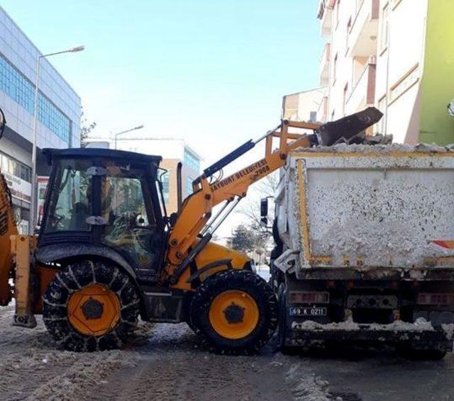 Bayburt’ta kar yığınları şehir dışına taşınıyor