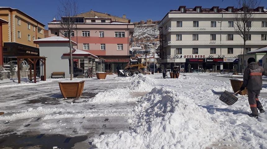 Bayburt&rsquo;ta kar yığınları şehir dışına taşınıyor