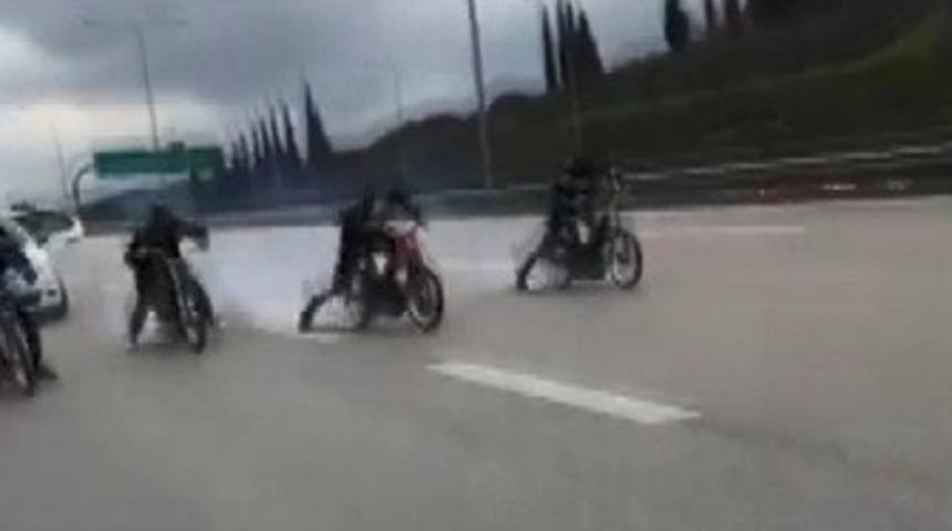 Otobanda 4 motosikletlinin &ouml;l&uuml;m yarışı