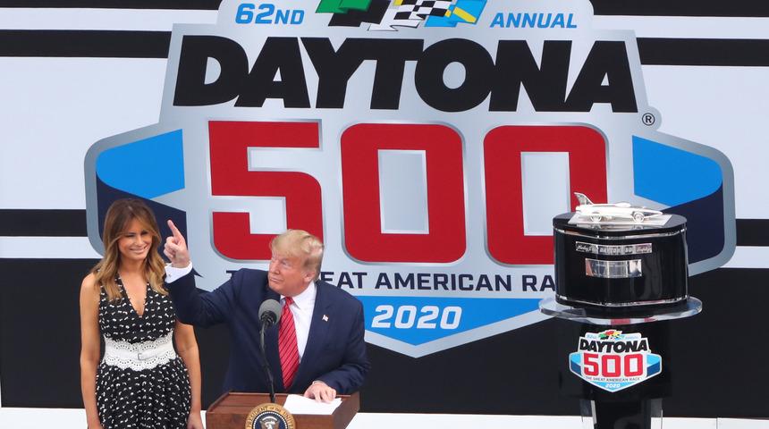 Trump geleneksel yarışlarda limuzinle şov yaptı!